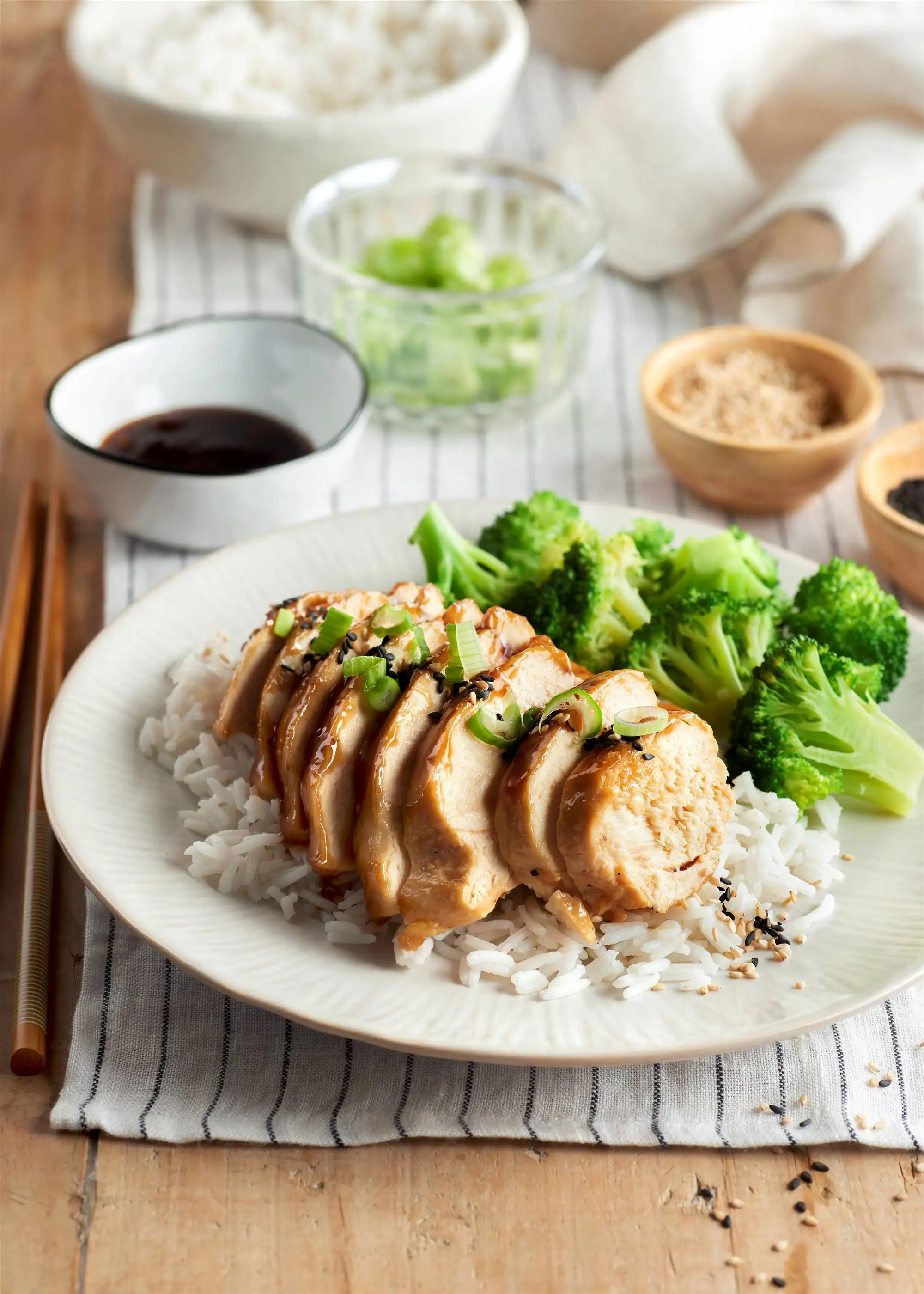 Pechuga de pollo con salsa teriyaki, arroz y brócoli