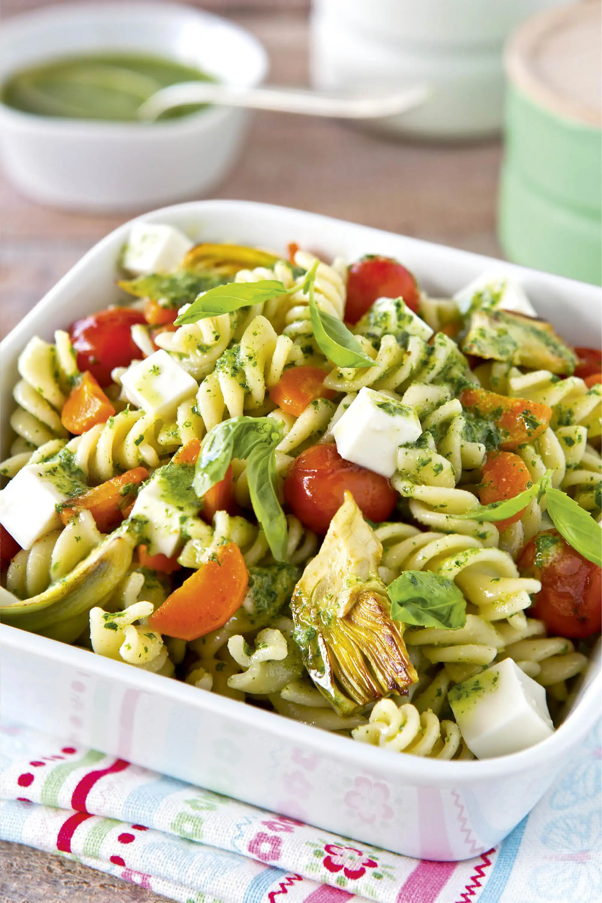 ensaladas de pasta espirales tomate queso feta alcachofas