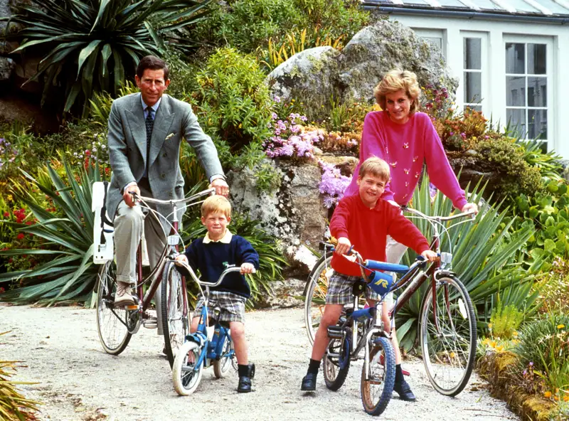 Carlos, Diana, Guillermo y Harry en Tresco