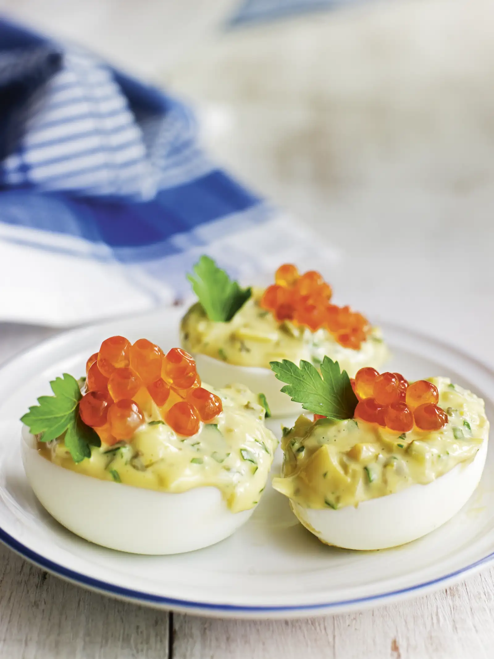 Huevos rellenos de alcachofa y huevas de salmón