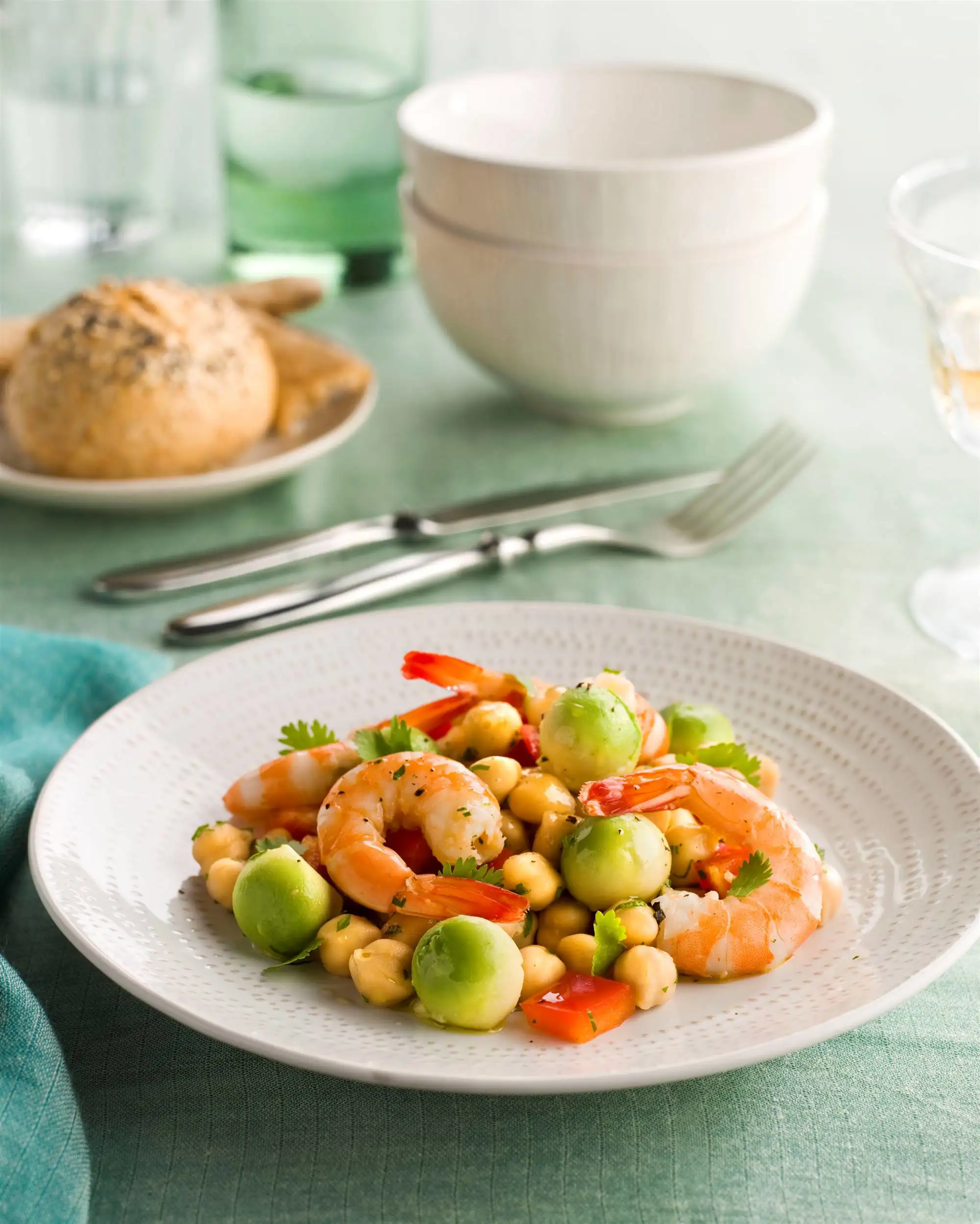 Ensalada de garbanzos con langostinos