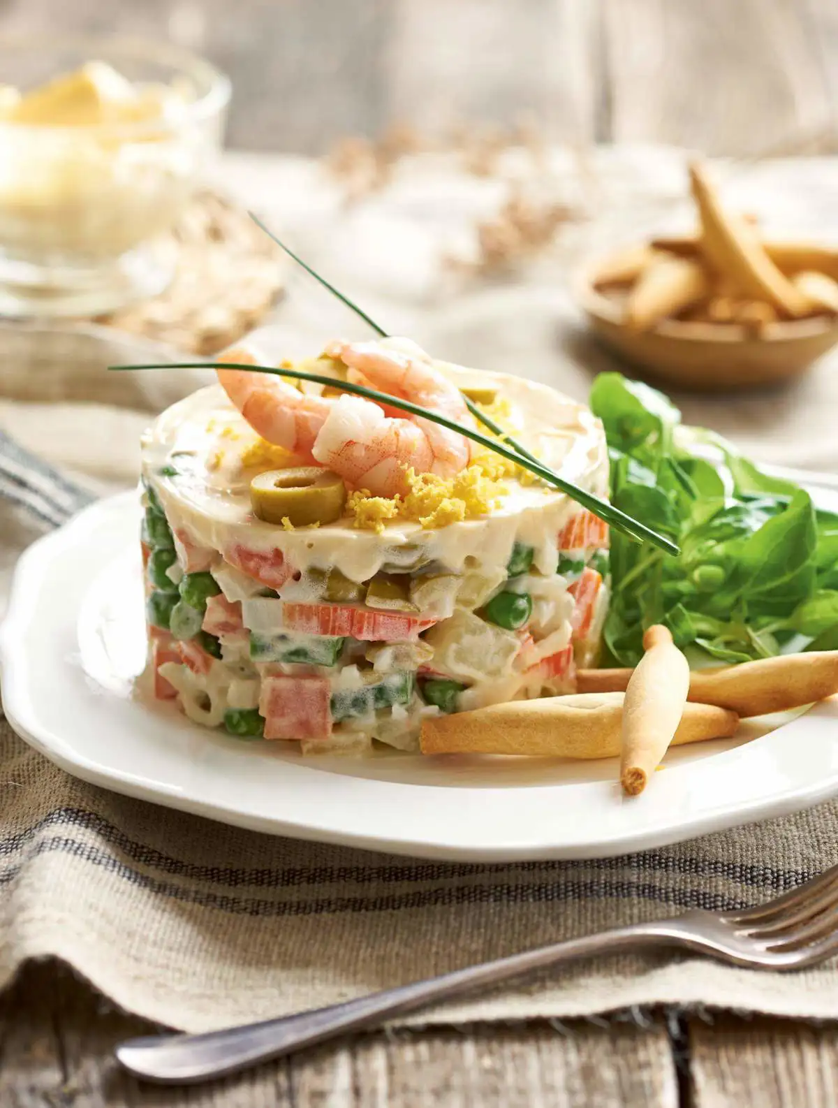 Timbal de ensaladilla rusa con langostinos 