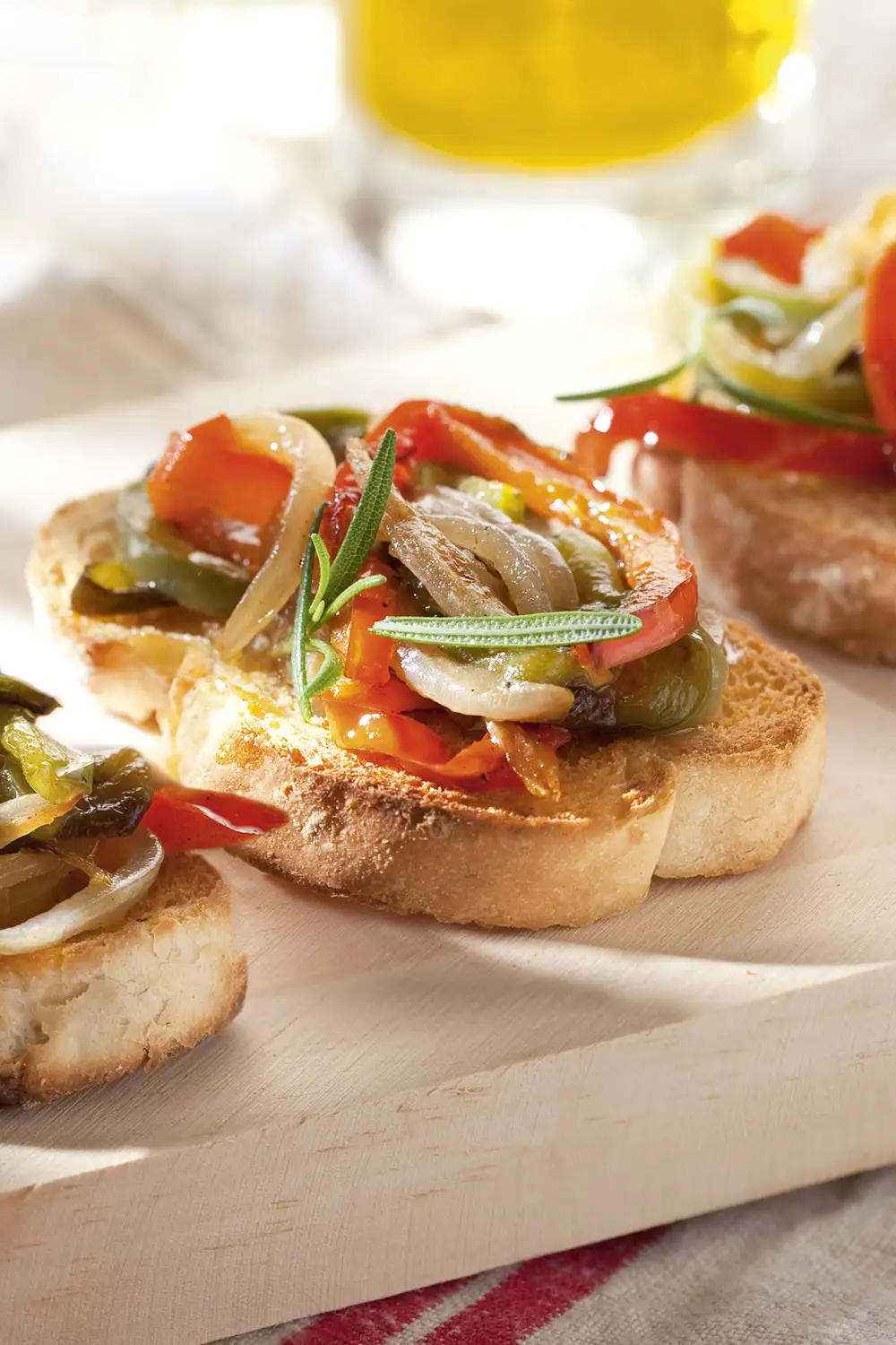 Tostada con escalivada y anchoas