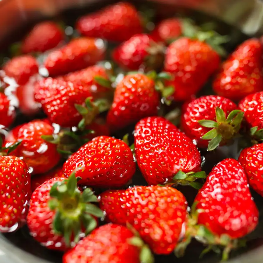 El sorprendente truco de chef con vinagre y pimienta para mejorar el sabor de las fresas