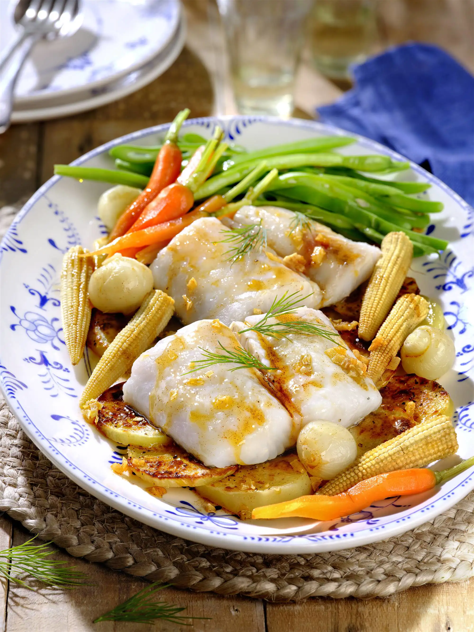 Merluza y verduras al vapor con salsa de pimentón