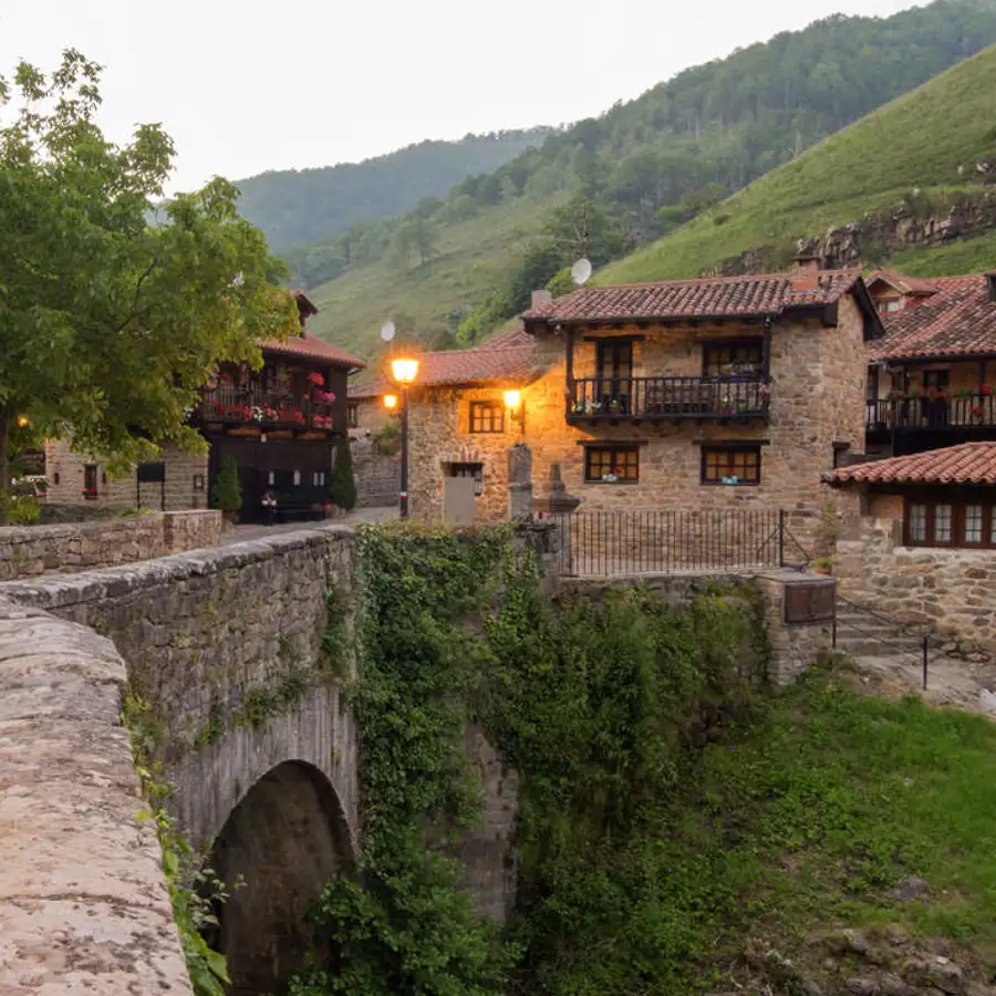 Bárcena Mayor: el pueblo más bonito para ir en septiembre según National Geographic es de los más antiguos de España y sus bosques cambian de color en otoño