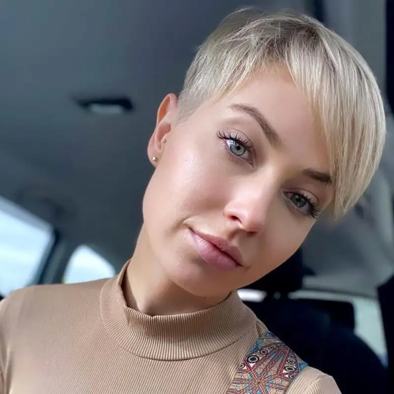 Pixie con flequillo ladeado cortes de pelo corto para mujer 2024 