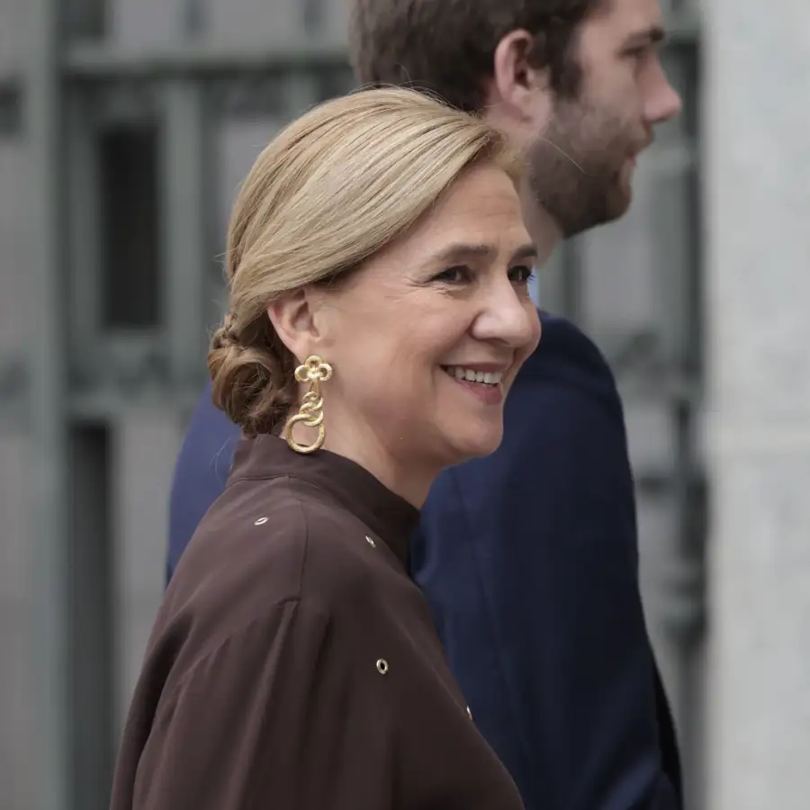 La infanta Cristina impacta con el look más cómodo y elegante para invitadas +60 de otoño 2024: con camisa blanca y falda