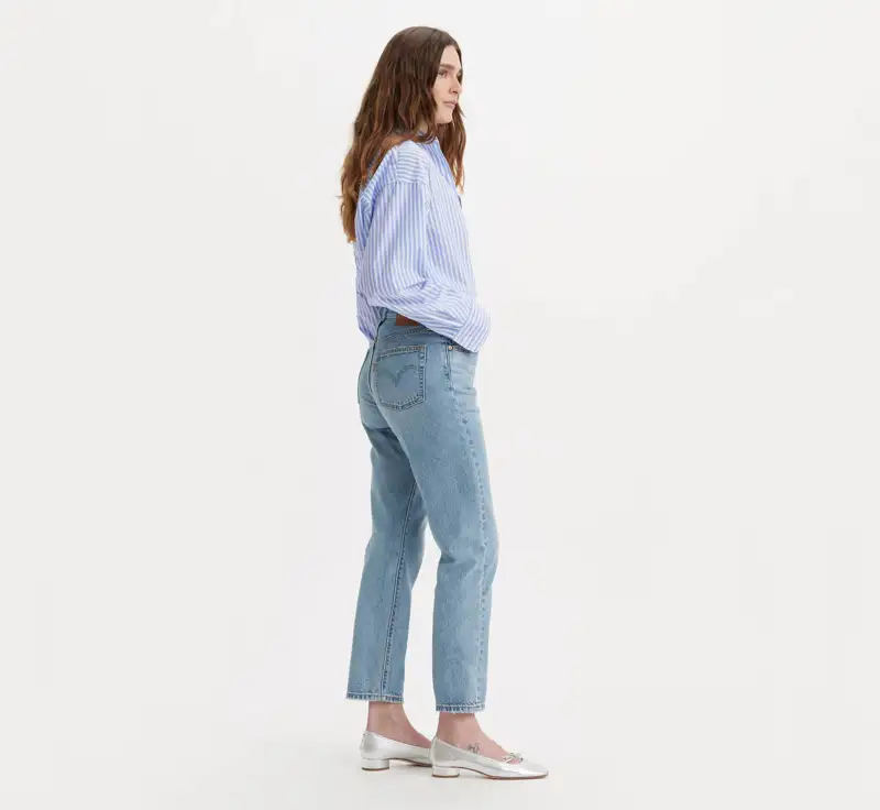 pantalones de mujer que nunca pasan de moda y a que figuras favorecen jeans