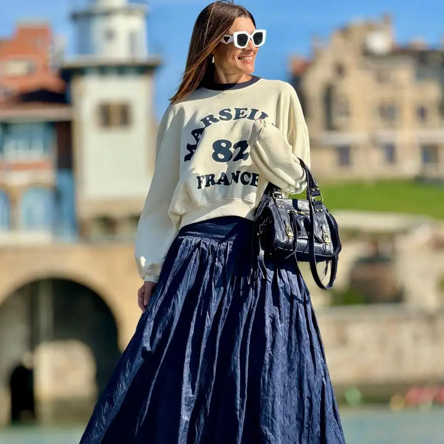 Falda midi para llevar a los 60 con zapatillas