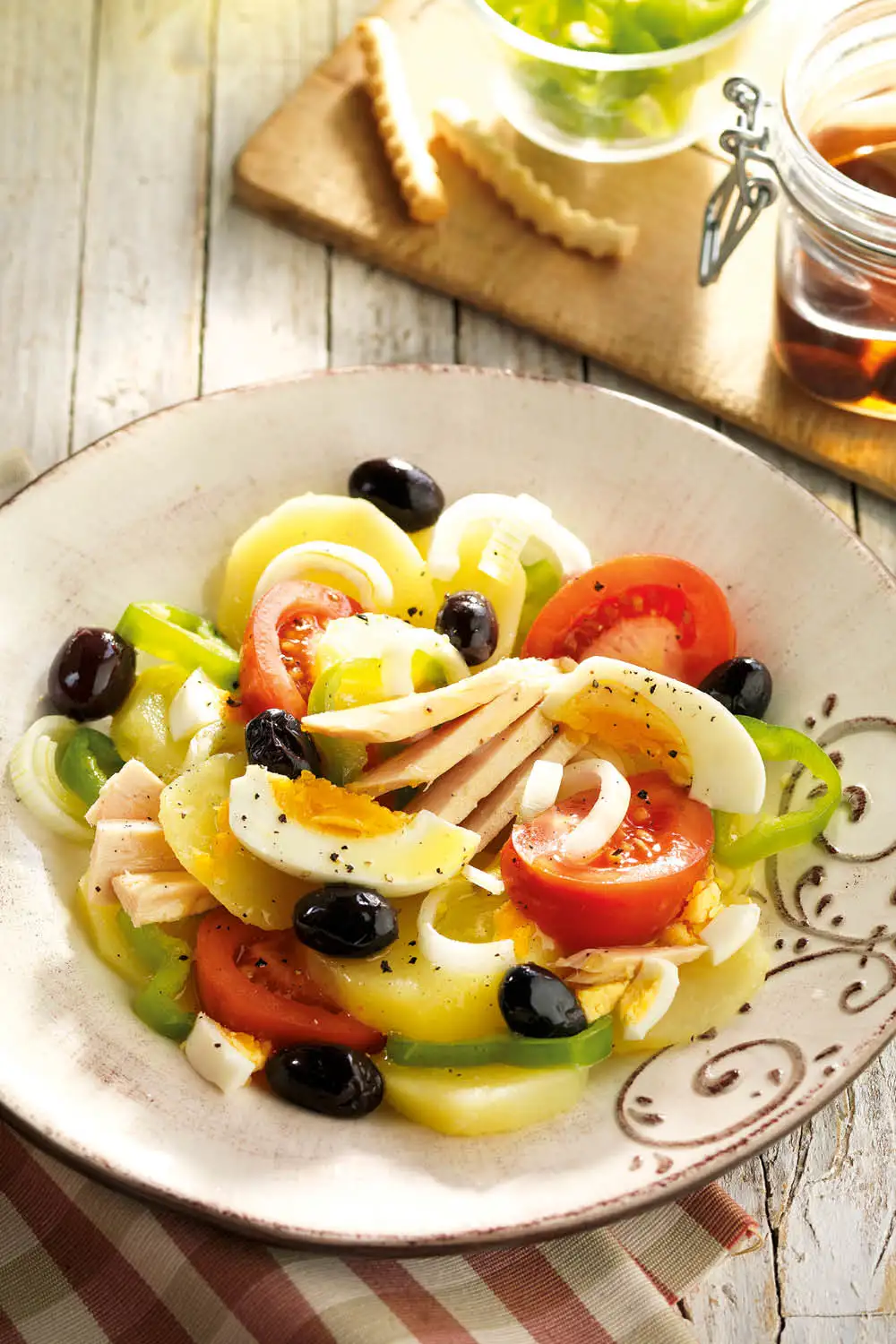 cenas con huevo duro ensalada campera patata huevo tomate atun