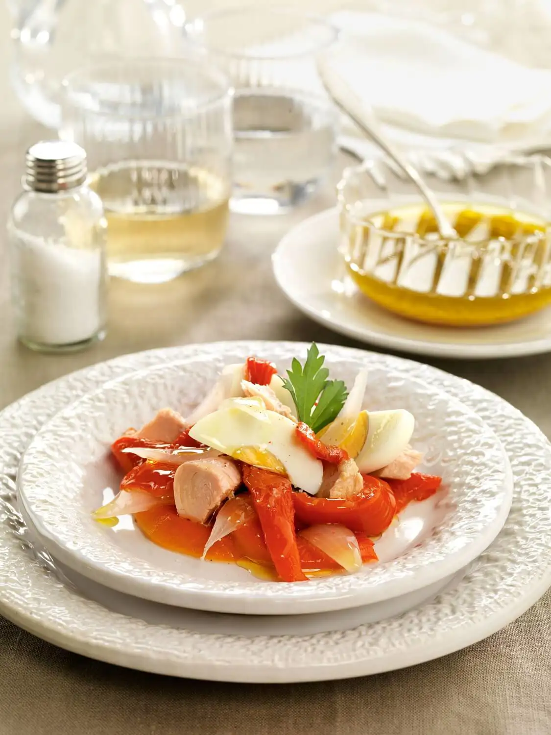 cenas con huevo duro ensalada de pimientos