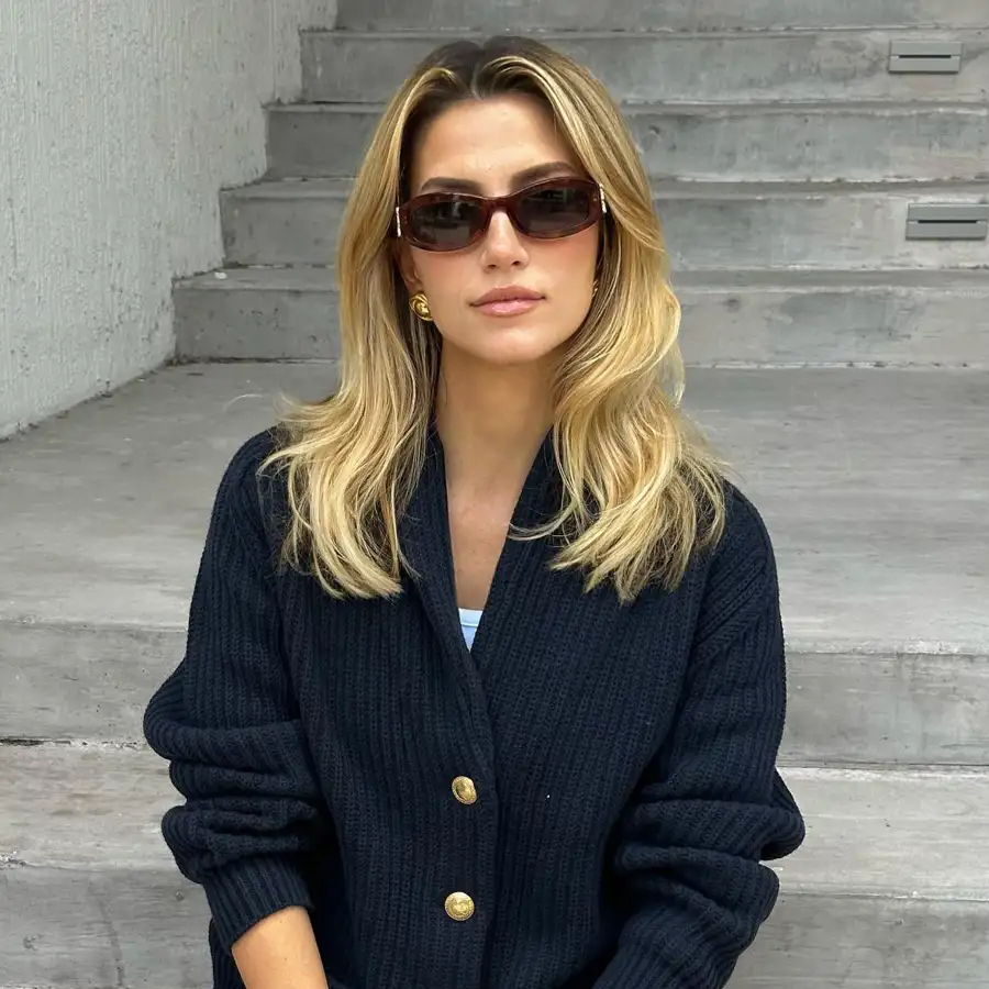 Acaba de llegar a Mango el cárdigan "de abuela" con el color tendencia de Otoño/Invierno 2025 que favorece con jeans