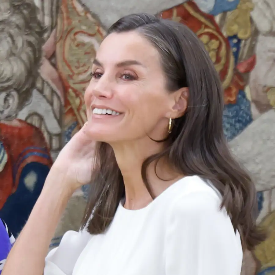 Las mujeres de 50 con barriguita agotarán la blusa peplum y manga francesa que Letizia lleva con pantalones holgados y lo disimula todo 