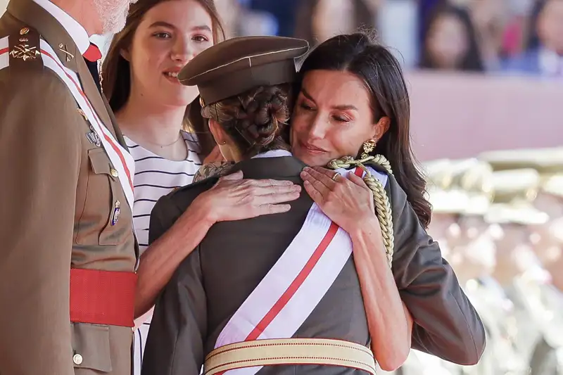 Leonor y Letizia abrazo