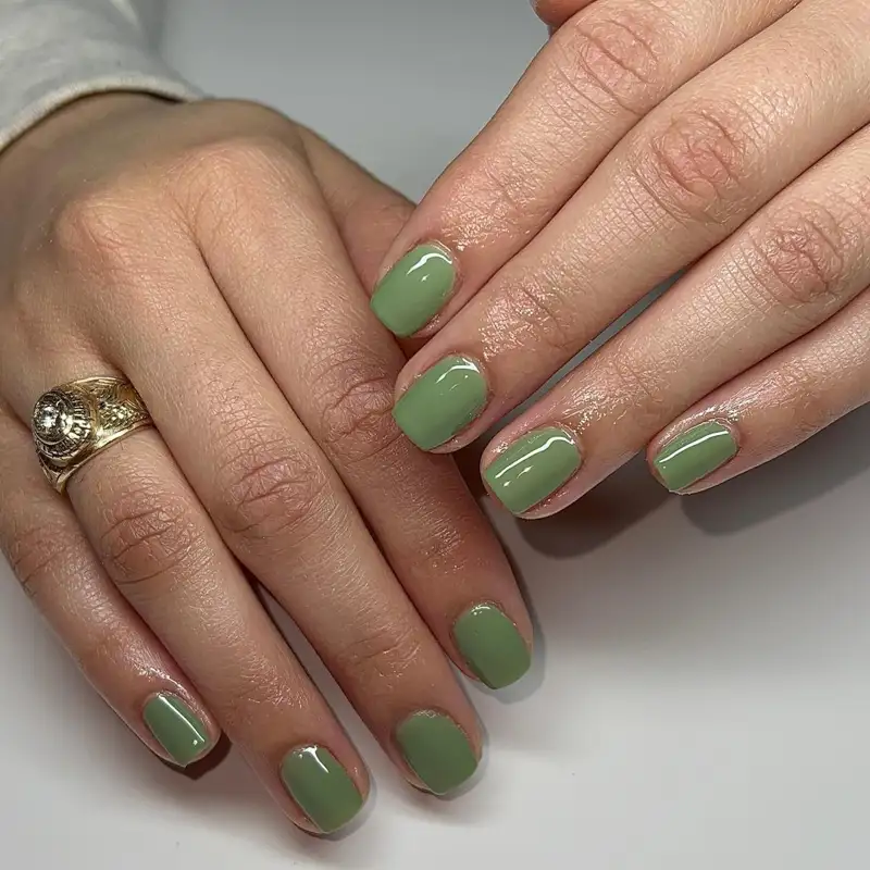 Uñas verde oliva