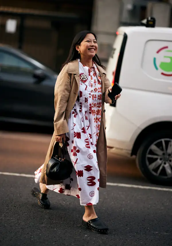 Ayer llegaron a Cortefiel los 10 vestidos de manga larga con toque boho que mejor combinan con zapatillas y botines 