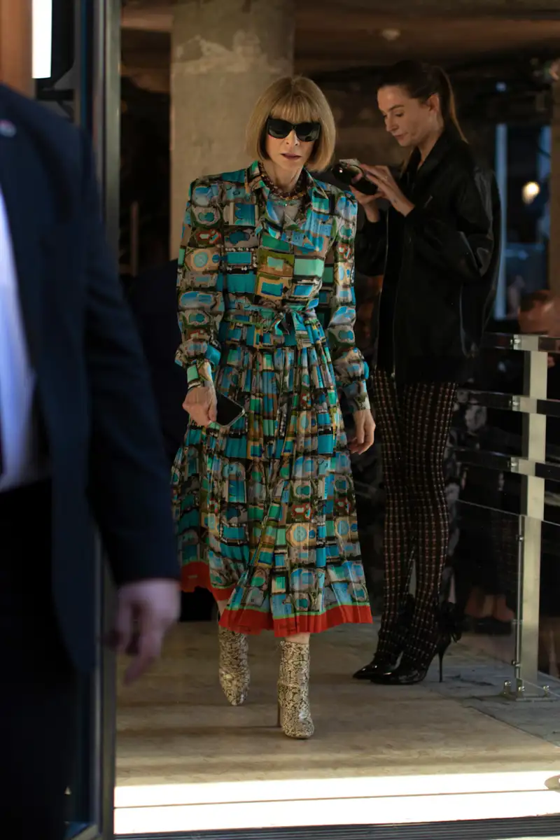 anna wintour vestido camisero botas 03