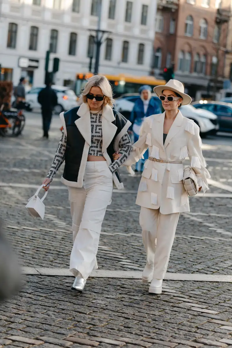 Cómo combinar un chaleco sin mangas en otoño: Con pantalones blancos