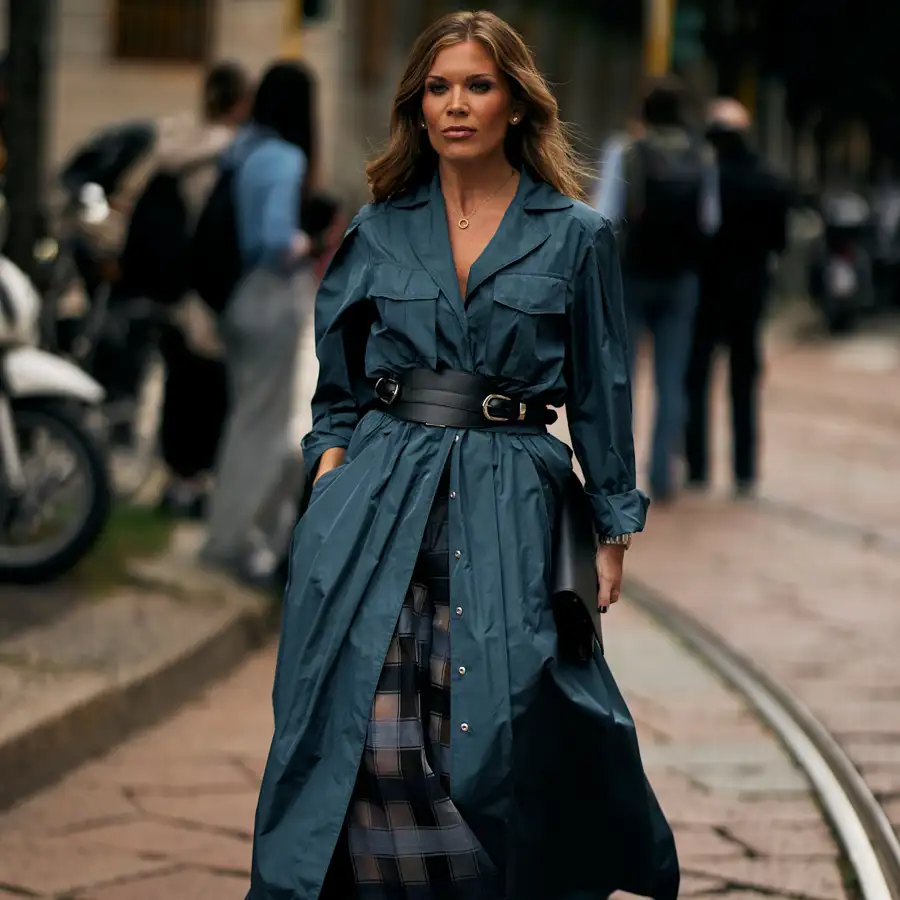 Ayer llegaron a El Corte Inglés las 10 gabardinas en colores tendencia que las de 60 llevarán de manera elegante en otoño