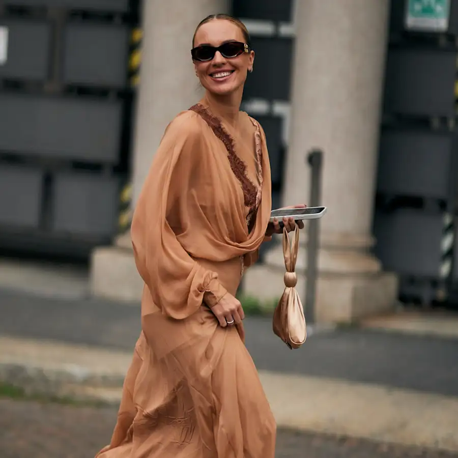 Zara ya tiene el vestido túnica con el color tendencia de Otoño/Invierno 2025: elegante y disimula barriga