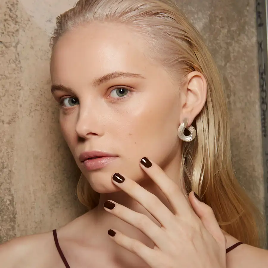 Estos son los 5 colores de uñas que son tendencia en octubre: se salen de lo típico y son muy elegantes