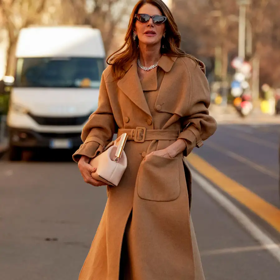 Vuelve a Lefties el abrigo de paño que las mujeres elegantes de 50 agotan cada año: muy cómodo y en tendencia