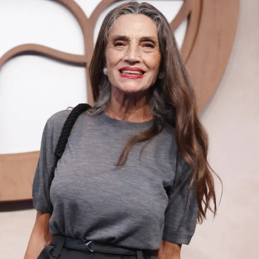 Ni camperas ni cowboy: las botas de Zara que Ángela Molina lleva a sus 68 años con vestidos largos son las que más estilizan