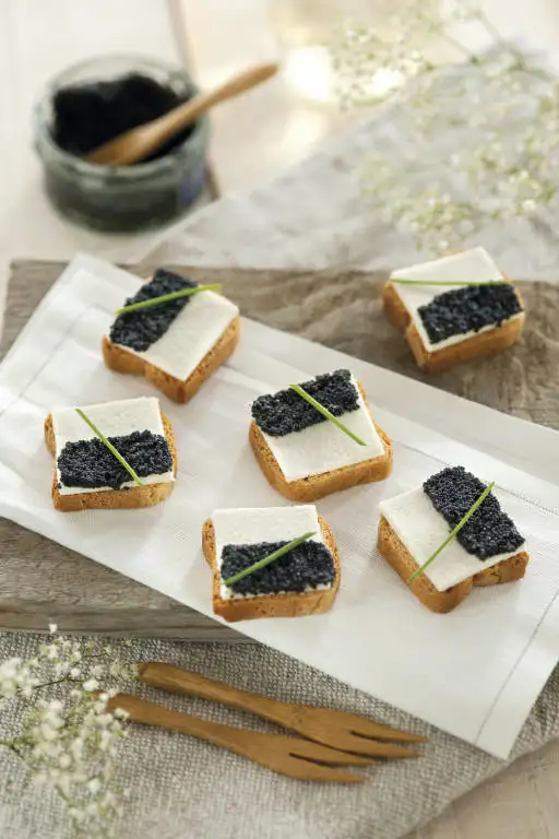 Canapés de queso fresco y caviar