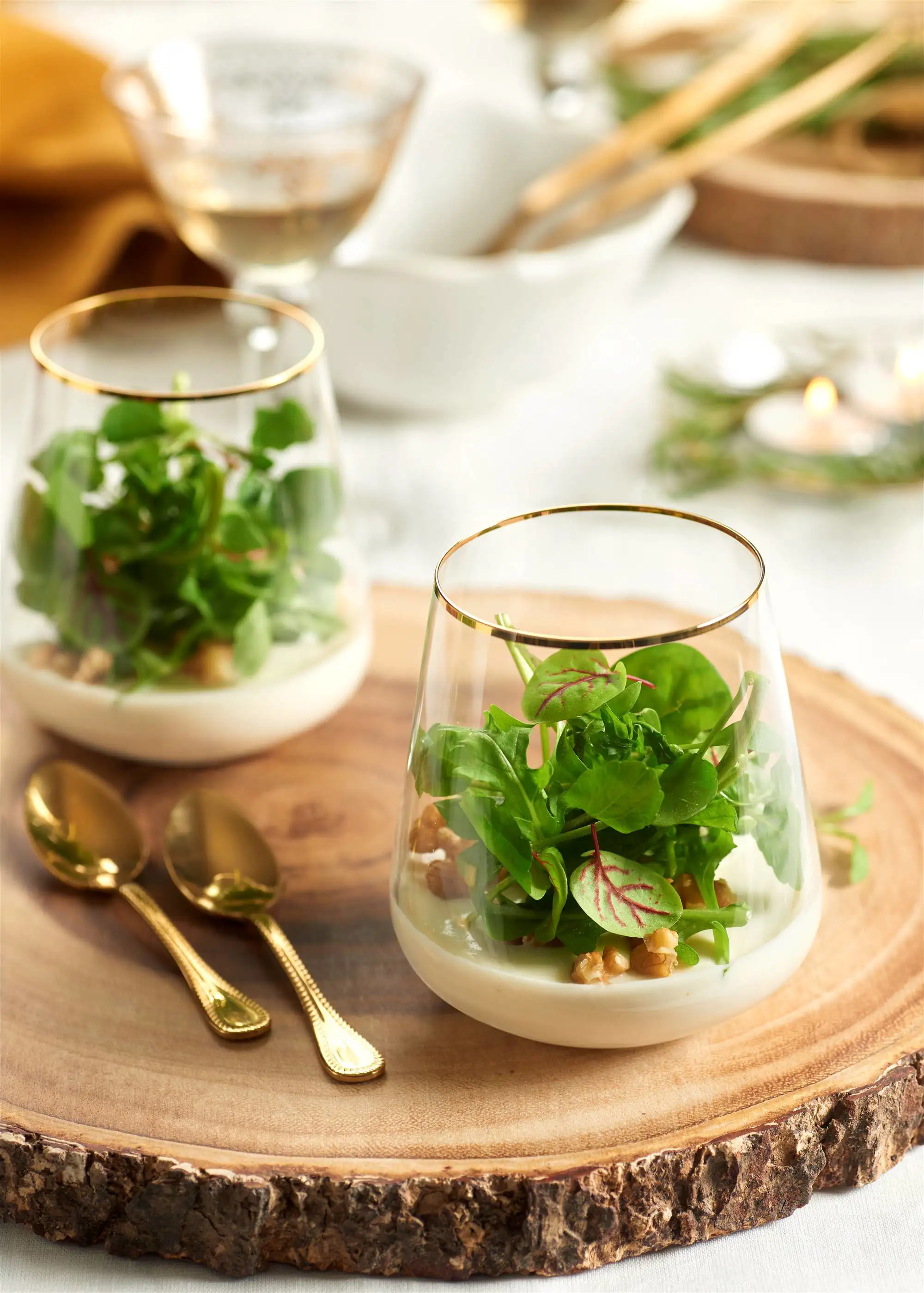 Crema de queso azul con nueces y ensalada