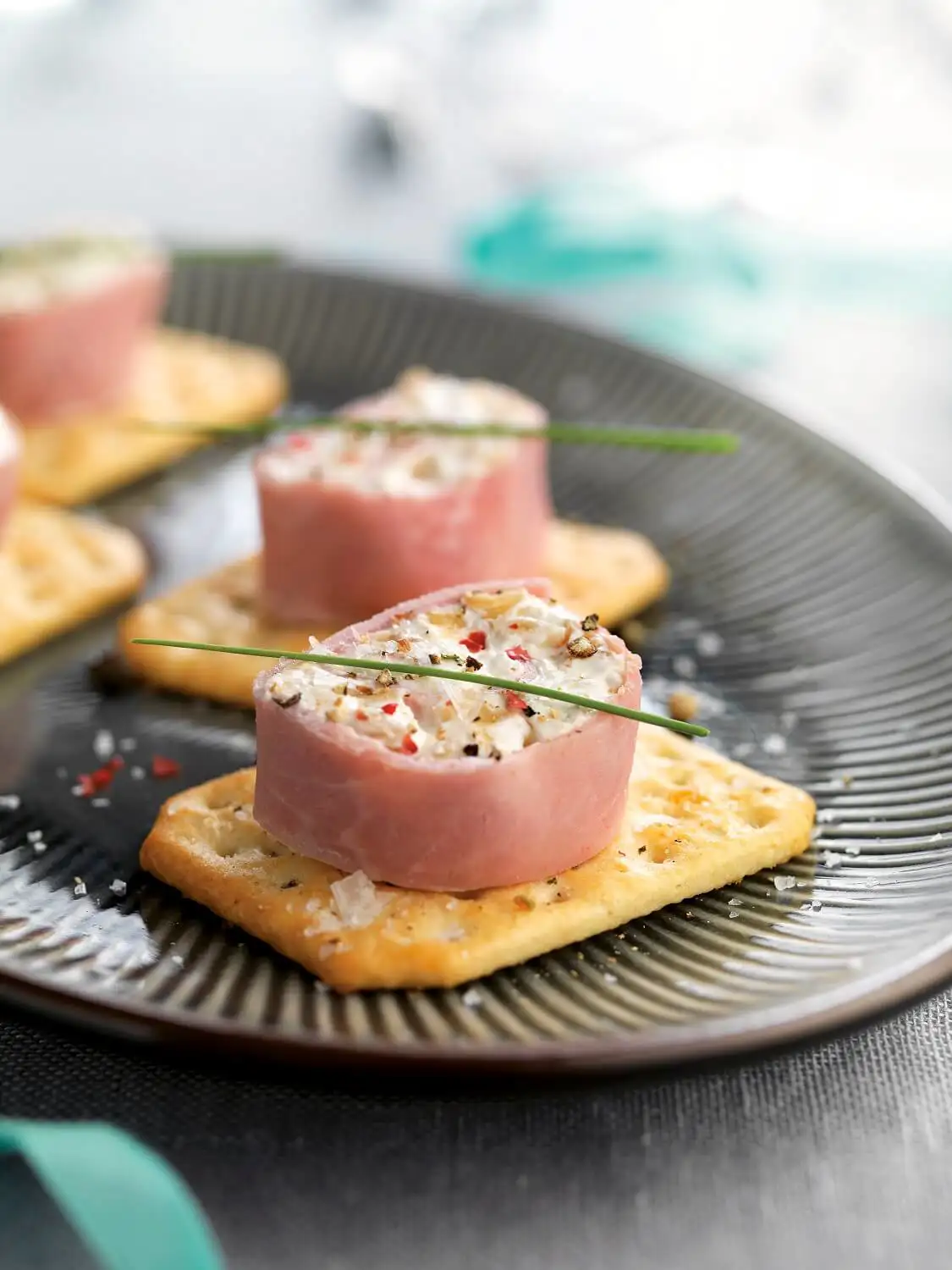 Rollitos de jamón y mousse de queso y nueces