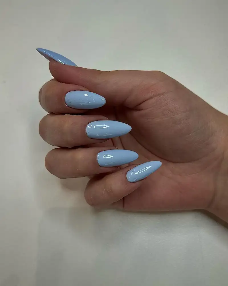 Uñas azul capri