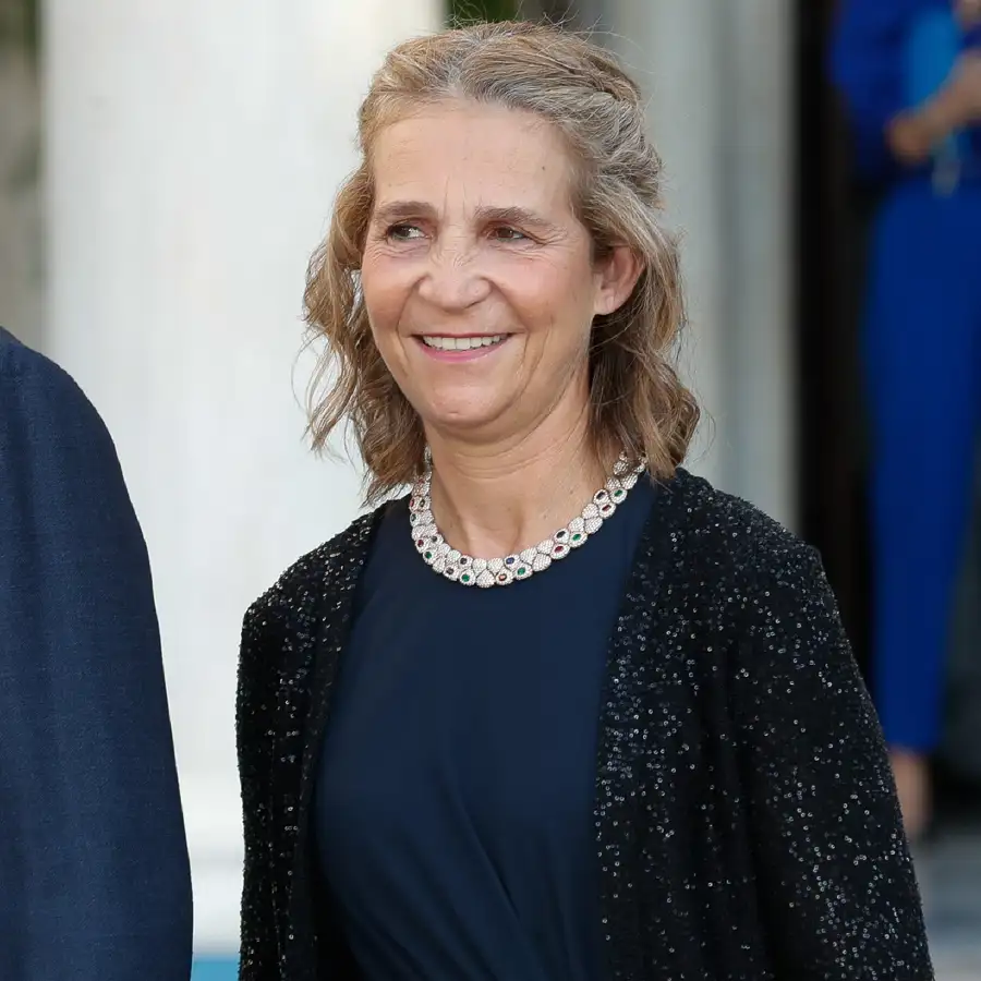 La infanta Elena enamora con el vestido camisero de invitada con inspiración andaluza más favorecedor (y lo combina con una gargantilla joya)