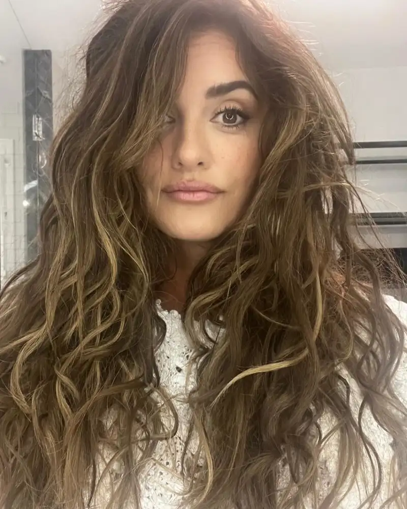 penélope cruz pelo largo rizado extensiones