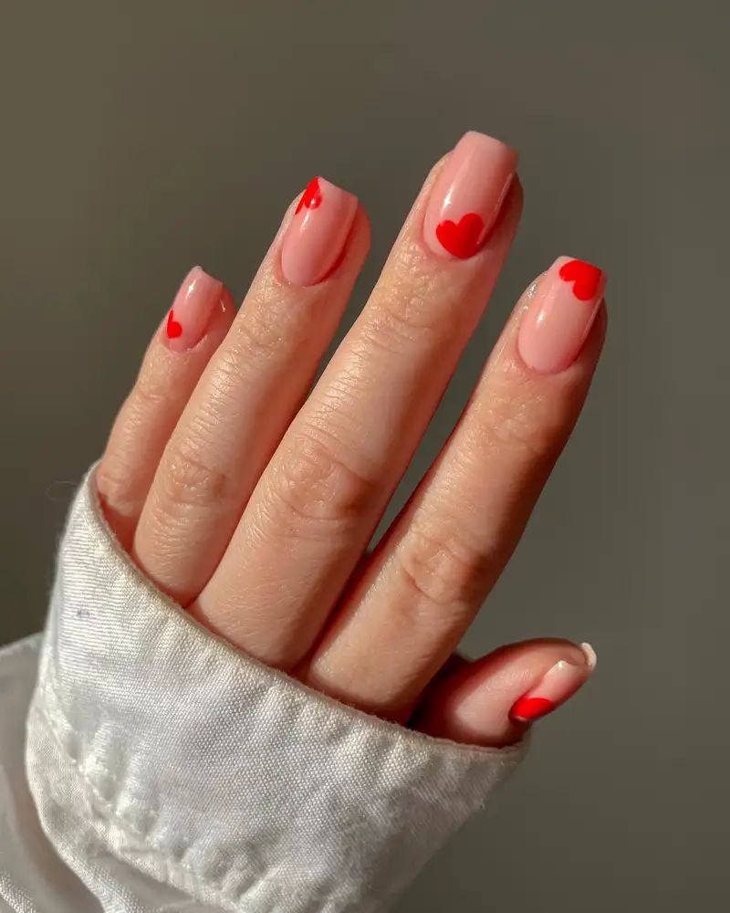 uñas rojas decoradas elegantes Clean con corazones