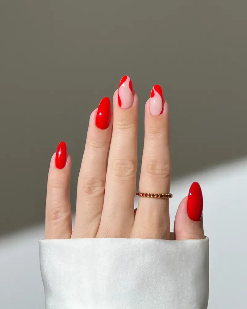 uñas rojas decoradas elegantes Con ondas