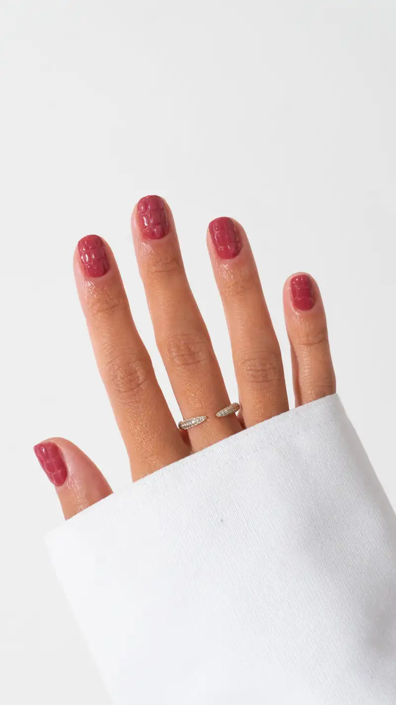 uñas rojas decoradas elegantes Con textura 