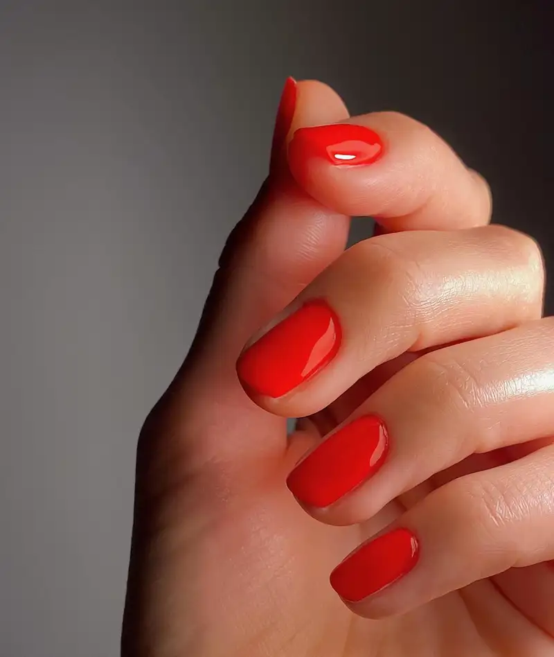 uñas rojas decoradas elegantes Rojo glossy en uñas cortas 