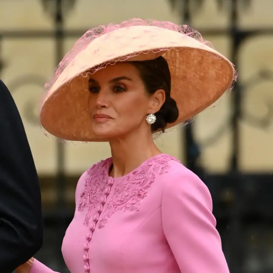 ¿Por qué Letizia (casi) nunca lleva sombrero? Una experta en protocolo y etiqueta revela todas las claves