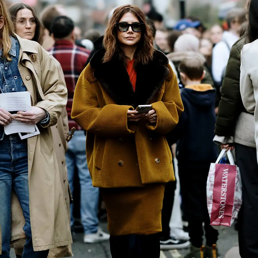 Las mujeres de 60 NO llevan chaquetones de plumas: 5 abrigos de Zara mucho más elegantes e igual de calentitos que además no suman tallas