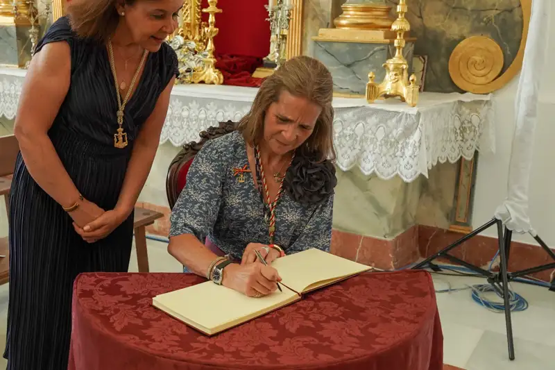 infanta elena firmando