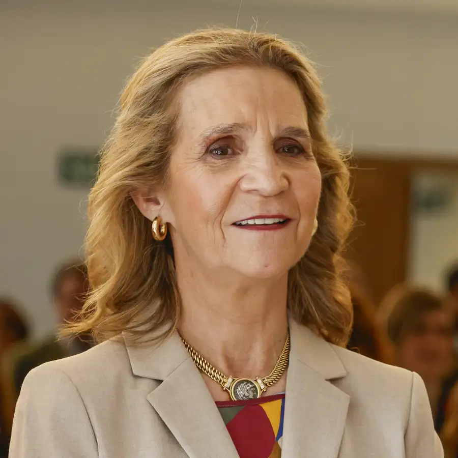 La infanta Elena agotará en Zara la camisa de 'color otoño' que ilumina el rostro y combina con pantalón beige y bailarinas