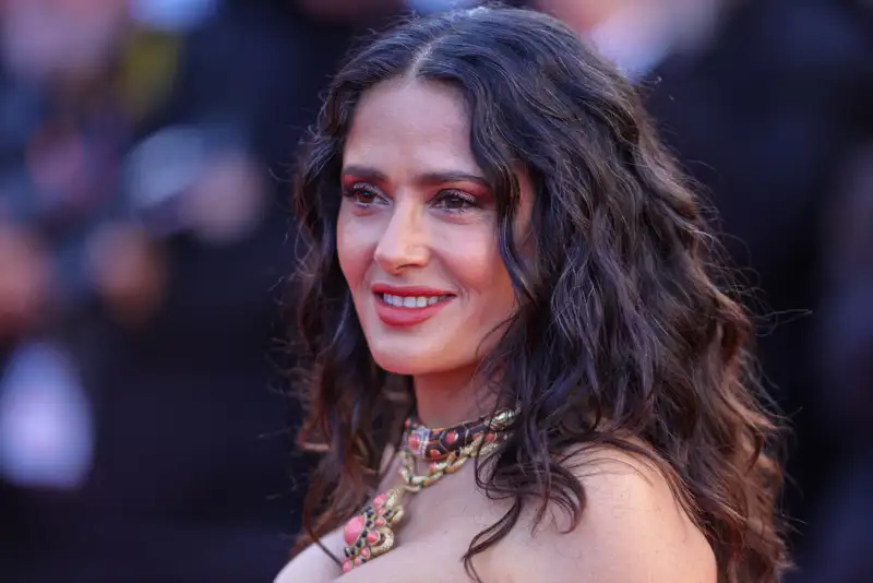 mejores cremas para combatir la flacidez de la cara Salma Hayek