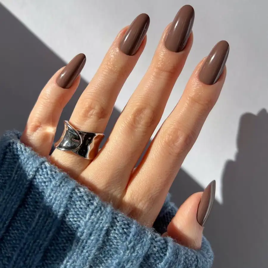 Uñas en tonos tierra: 10 diseños sencillos y elegantes muy fáciles para copiar este Otoño/Invierno 2025