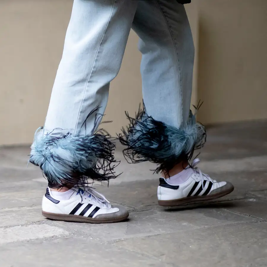 Ayer llegaron a Lefties las zapatillas que desbancarán a las Adidas Samba en 2025: en el color tendencia y perfectas para llevar con vaqueros