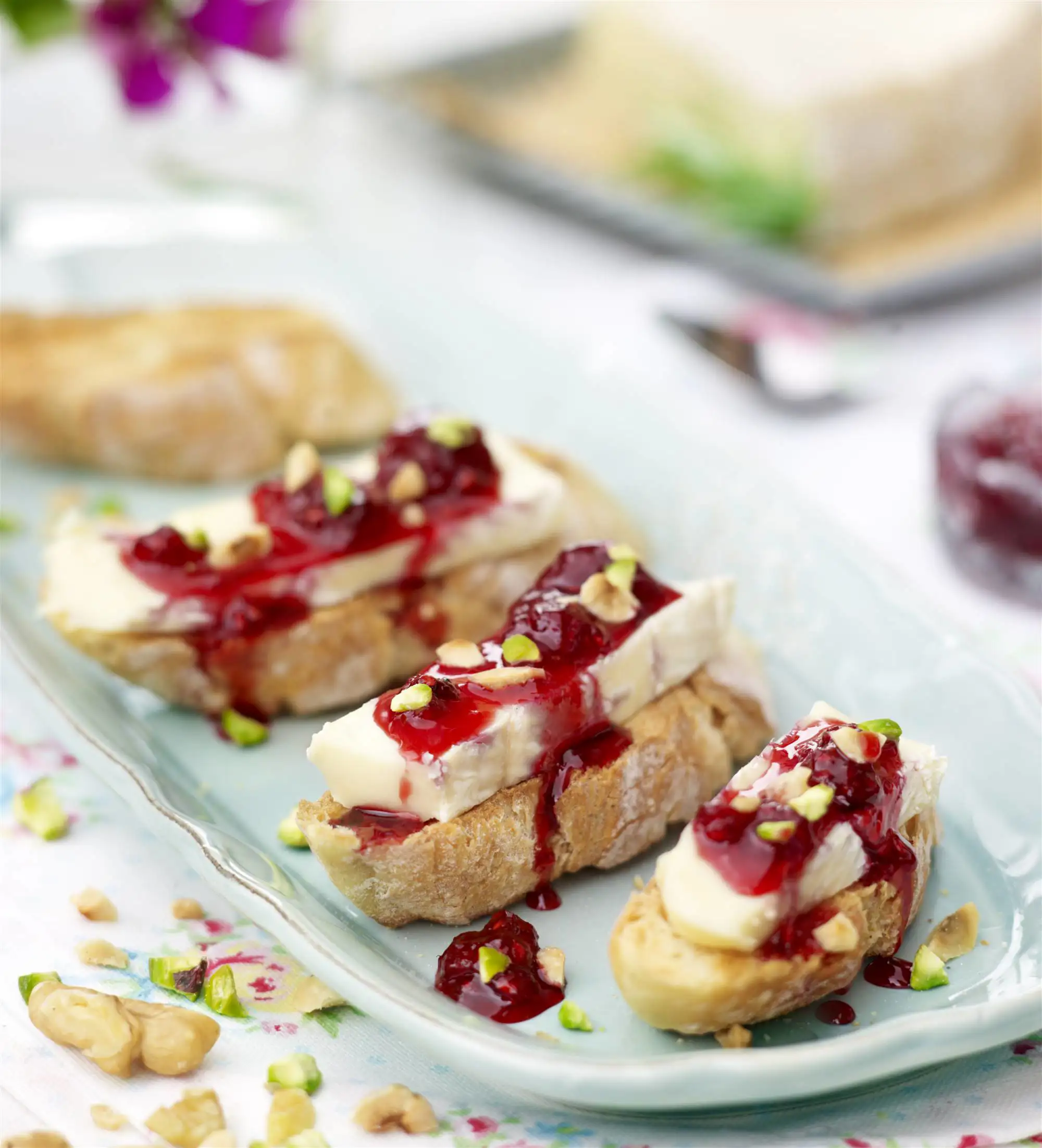 Tostas con queso brie y salsa de frambuesa