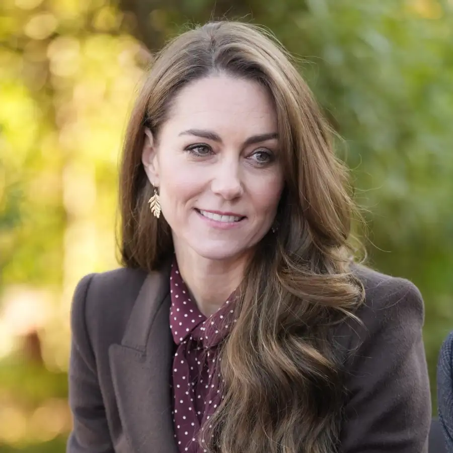 Así ha sido la reaparición oficial de Kate Middleton: look en el color de la temporada y con mensaje oculto