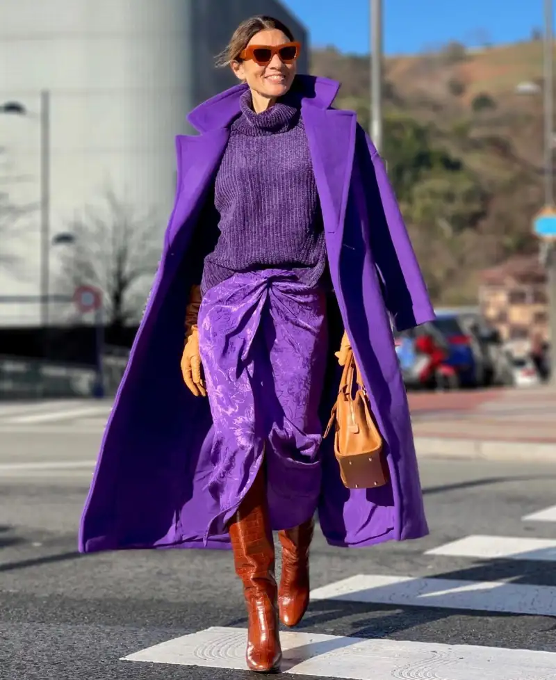 Ana Antolín con abrigo morado