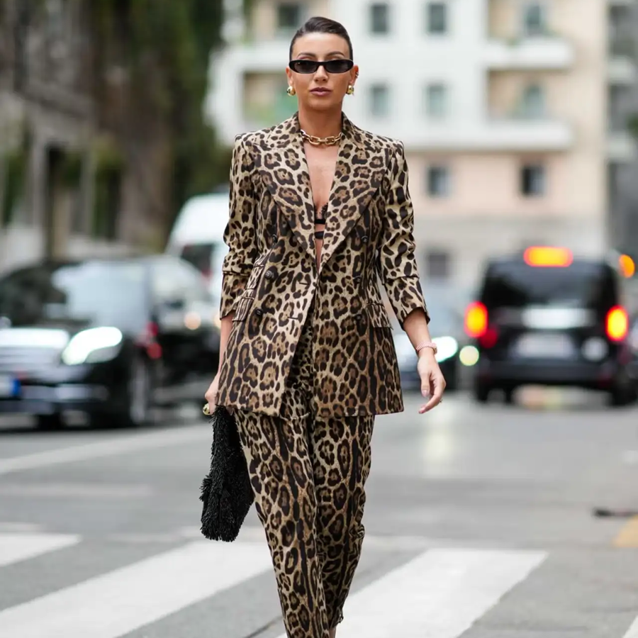 Cómo llevar leopardo en 2025 de manera elegante: los mejores looks vistos en el street style