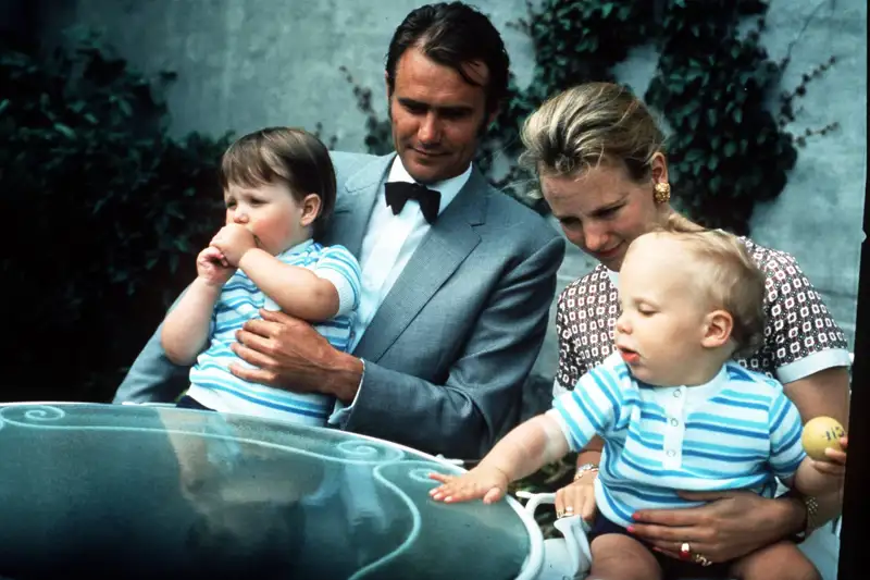 Federico y Joaquín junto a sus padres, la reina Margarita y Henrik